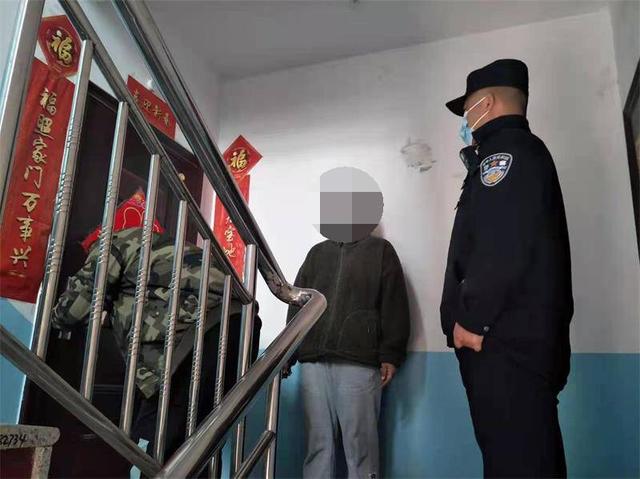 房主粗心被鎖門(mén)外，民警開(kāi)鎖服務(wù)送上門(mén)